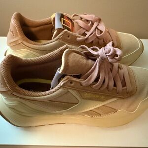 Reebok’s National Geographic Like New Condition Women’s 7